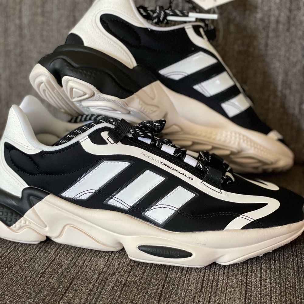 Adidas original Ozweego white black new no box size 7 in men 8.5 in women